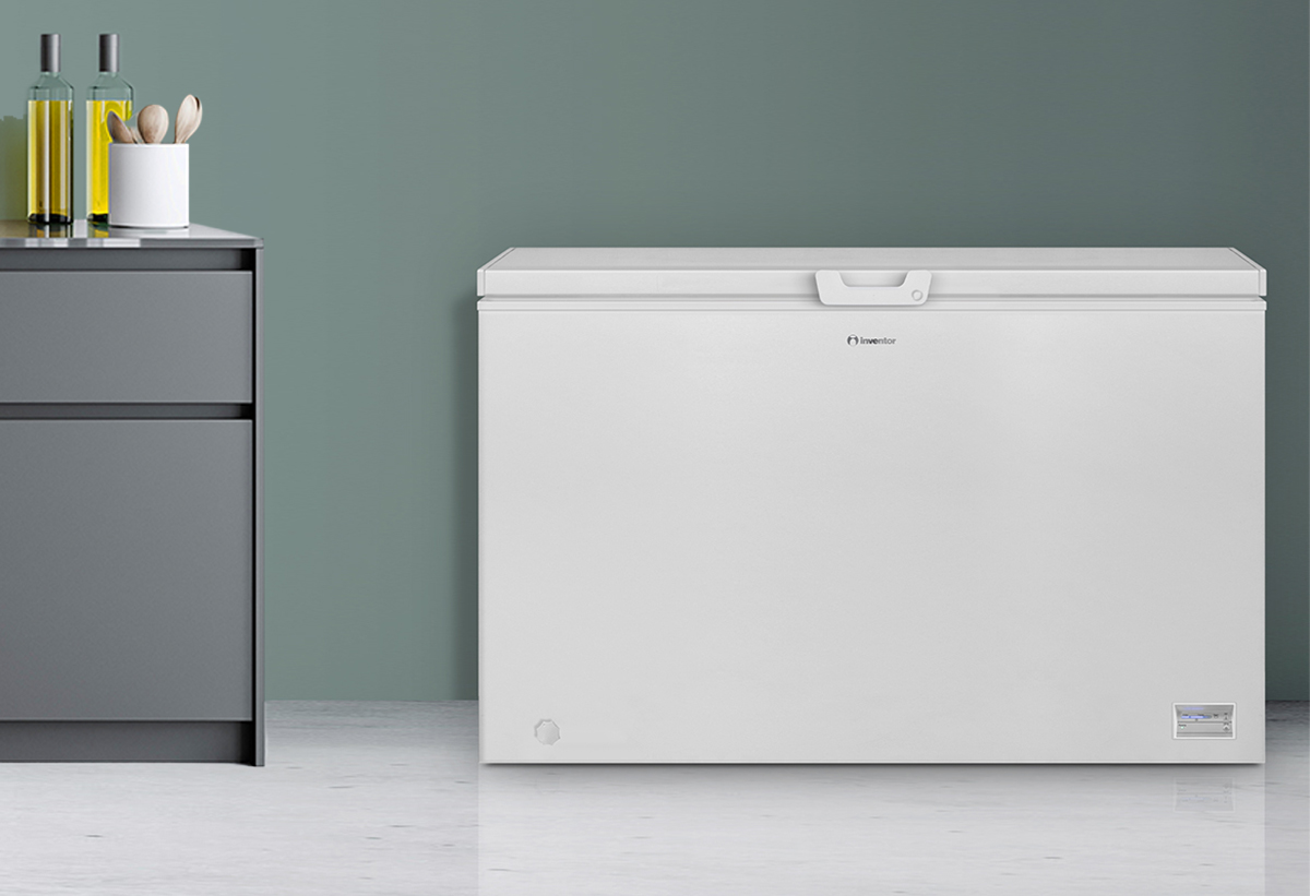 Παρουσιάζεται ο καταψύκτης τοποθετημένος σε έναν χώρο.